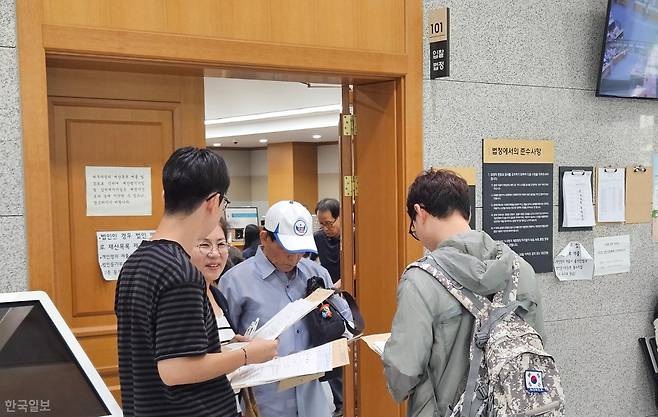 8월 24일 서울 송파구 서울동부지법 경매법정 앞에서 한주옥 서일대 부동산법률학과 교수가 전공 동아리 학생들을 상대로 경매 절차 등에 대해 설명하고 있다. 나광현 기자
