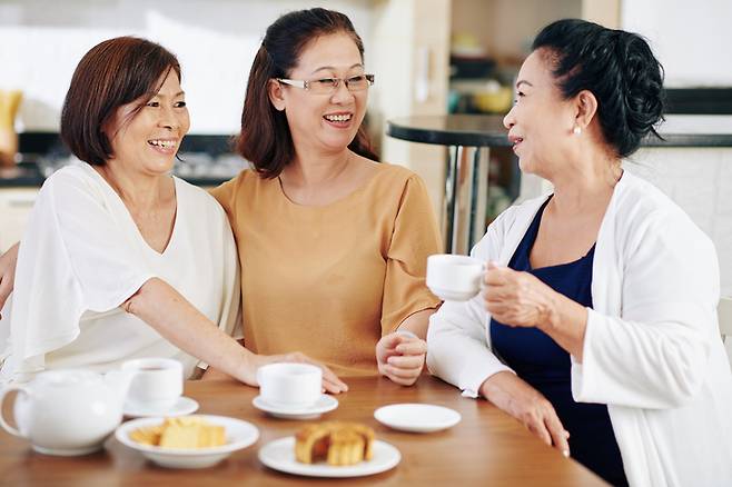사회적 관계를 유지하는 것도 뇌 건강에 도움이 된다. 사회적 고립은 치매 위험 증가와 관련된 요인으로 알려져 있다./사진=게티이미지뱅크