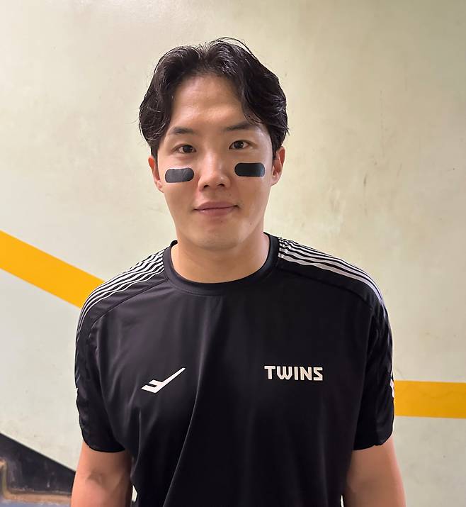 임찬규가 지난 1일 잠실 두산전에서 개인 통산 99승을 거둔 뒤 웃고 있다. 잠실=이형석 기자