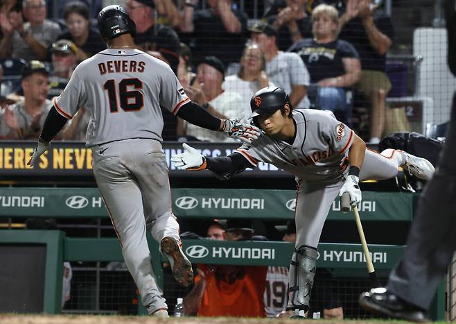 이정후(28·샌프란시스코 자이언츠)가 또 침묵했다. <YONHAP PHOTO-4223> Sep 2, 2026; Pittsburgh, Pennsylvania, USA; San Francisco Giants right fielder Jung Hoo Lee (right) congratulates first baseman Rafael Devers (16) after Devers scored a run against the Pittsburgh Pirates during the tenth inning at PNC Park. Mandatory Credit: Charles LeClaire-Imagn Images/2026-09-03 11:10:31/<저작권자 ⓒ 1980~2026 ㈜연합뉴스. 무단 전재 재배포 금지, AI 학습 및 활용 금지>