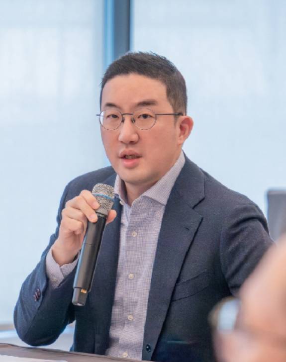 구광모 LG 대표가 서울 남산 리더십센터에서 사장단과 회의를 하고 있다. [사진=LG]