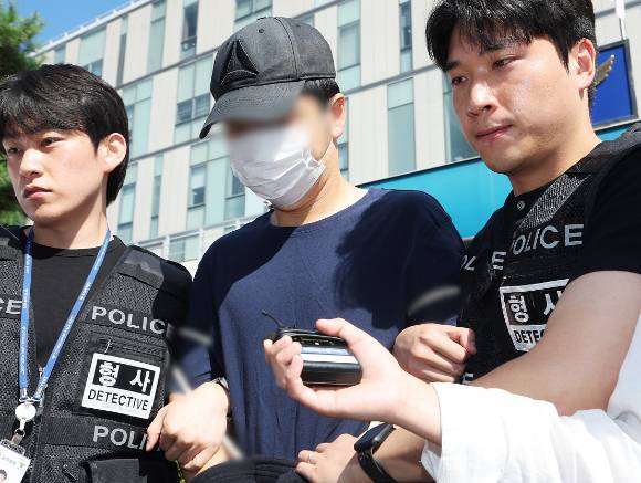 여러 차례 가정폭력을 신고하고 다른 거처로 피신해 있던 아내를 찾아가 살해한 현직 공무원 A씨가 3일 구속 전 피의자 심문(영장실질심사)에 출석하기 위해 경기도 성남시 분당경찰서 유치장에서 나오고 있다. 2026.9.3 [사진=연합뉴스]