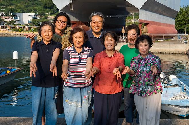 거제 칠천도 옥계마을 서정영 이장(뒷줄 가운데)과 주민들. 요즘 유행하는 ‘거제 야호’ 포즈를 하고 카메라 앞에 섰다. 백종현 기자
