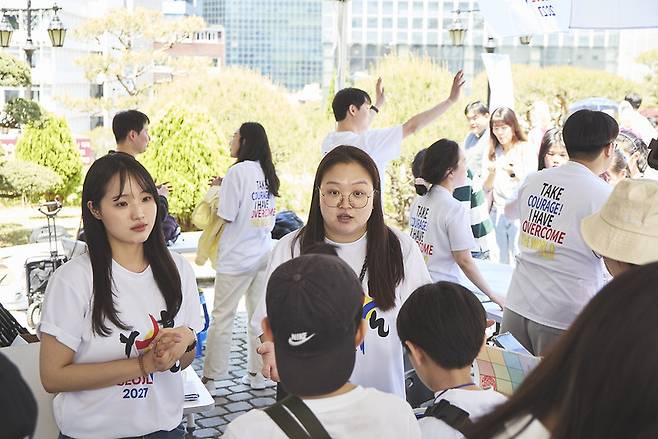 지난 4월 26일 서울 명동성당 앞에 마련된 2027 서울 세계청년대회(WYD) 홍보 부스에서 신자들이 설명하고 있다. 천주교서울대교구 제공