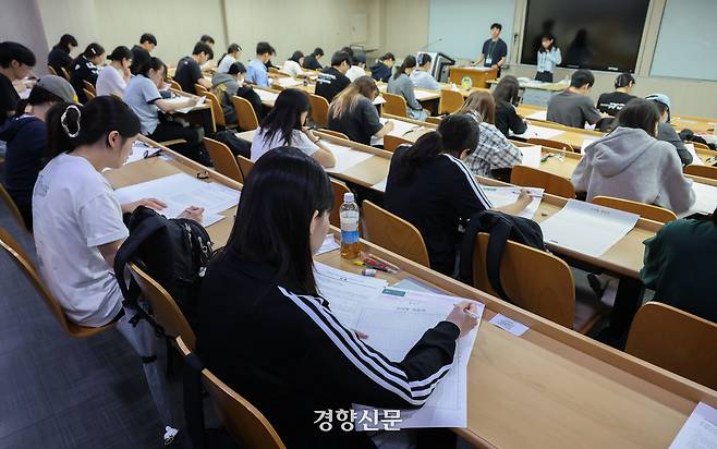 2027학년도 대학수학능력시험을 네 달여 앞둔 지난 7월15일 서울 광진구 건국대학교에서 수험생들이 모의 논술고사를 치르고 있다. 성동훈 기자
