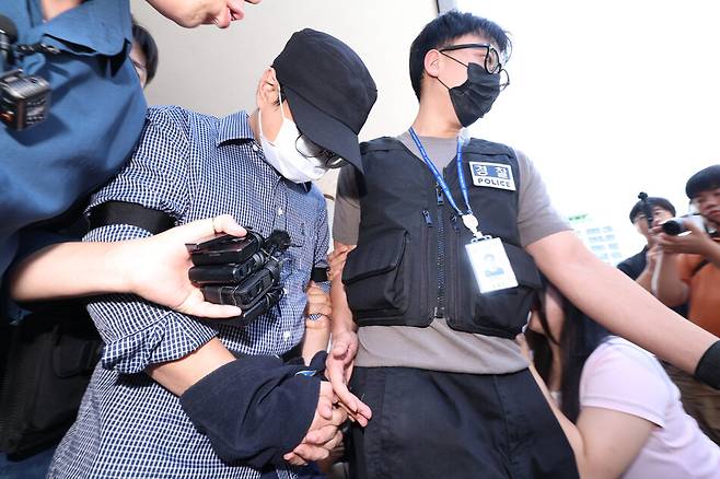제주 '실종 허위종결' 사건으로 구속된 A경장이 1일 제주동부경찰서에서 검찰로 이송되고 있다. 제주경찰청은 이날 A 경장 사건을 검찰로 송치했다. 연합뉴스