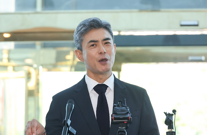 강신철 국방부 장관 후보자가 3일 서울 용산구의 인사청문회 준비 사무실로 출근하며 취재진 질문에 답변하고 있다. 연합뉴스