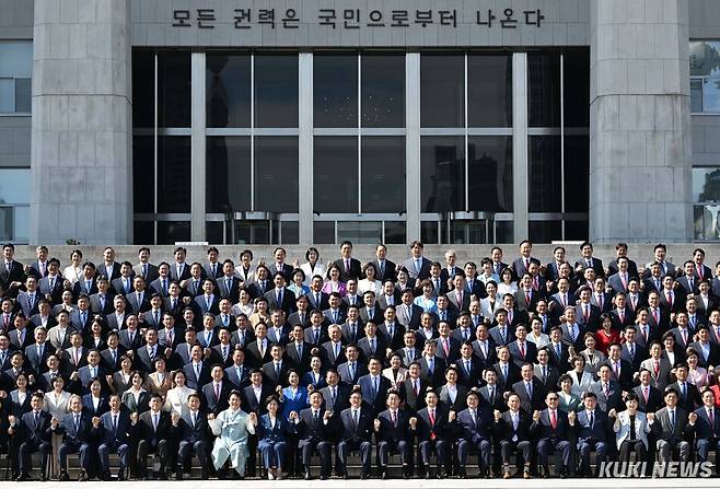 제22대 국회의원들이 3일 서울 영등포구 국회의사당 본청 앞 계단에서 단체사진을 촬영하기 위해 손을 맞잡고 있다.