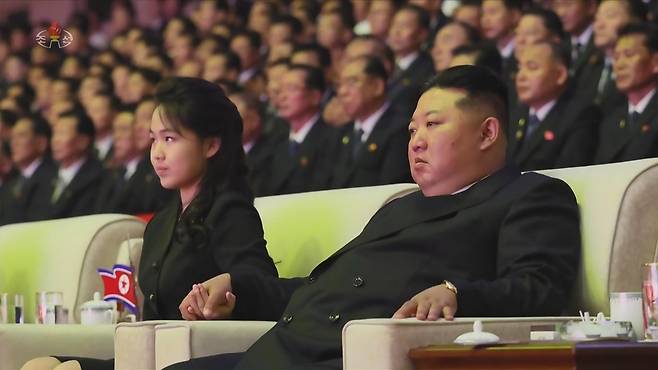 북한 조선중앙TV는 김정은 국무위원장과 딸 김주애가 지난 7월 27일 평양에서 6.25전쟁 정전협정 체결 73주년(전승절)을 기념하는 공연에 참석했다고 28일 보도했다. 조선중앙TV 캡처. 뉴시스