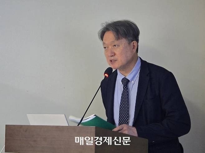 3일 오전 국회 의원회관 제5간담회의실에서 열린 ‘2027년 가상자산 과세 체계 점검 토론회’에서 발제를 맡은 박종수 한국조세법학회장(고려대학교 법학전문대학원 교수)이 현행 가상자산 과세체계 재설계 필요성을 발표하고 있다. [사진=안갑성 기자]