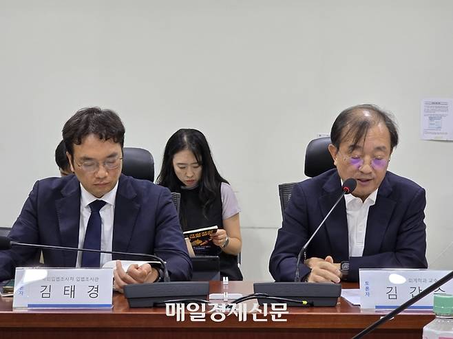 3일 열린 ‘2027년 가상자산 과세 체계 점검 토론회’에서 토론자로 참석한 김갑순 동국대학교 회계학과 교수(오른쪽)와 김태경 국회입법조사처 입법조사관(왼쪽)이 각각 발언하고 있다. [사진=안갑성 기자]