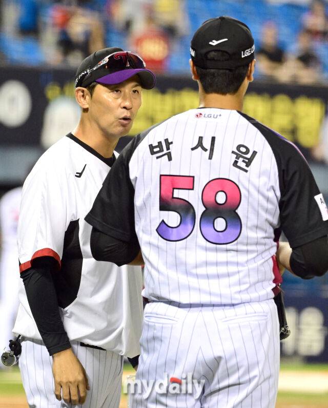 29일 오후 서울 잠실구장에서 열린 '2026 신한 SOL KBO리그' KIA 타이거즈와 LG 트윈스의 경기. LG 박시원이 9회말 구원등판해 12-2 승리를 지킨 뒤 김광삼 투수코치와 이야기를 나누고 있다./유진형 기자