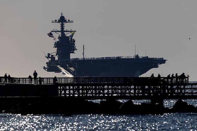 지난 16일(현지시간) 미국 버지니아주 포트 먼로에서 바라본 USS 제럴드 R. 포드 함이 노퍽 해군 기지 항구로 향하고 있다. [AP]