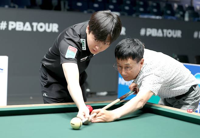 PBA 신정주가 팬에게 원포인트 레슨을 하고 있다.