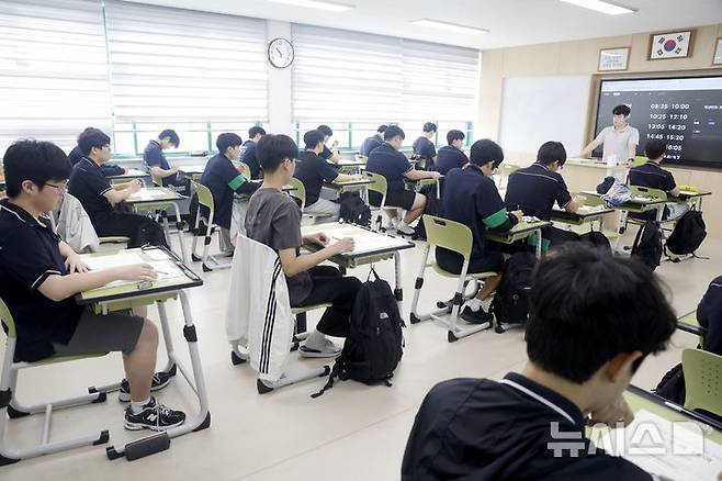 [울산=뉴시스] 배병수 기자 = 2일 오전 울산 중구 울산고등학교 3학년 학생들이 2027학년도 대학수학능력시험 9월 모의평가 1교시 수학영역 시험을 보고 있다. 2026.09.02. bbs@newsis.com.