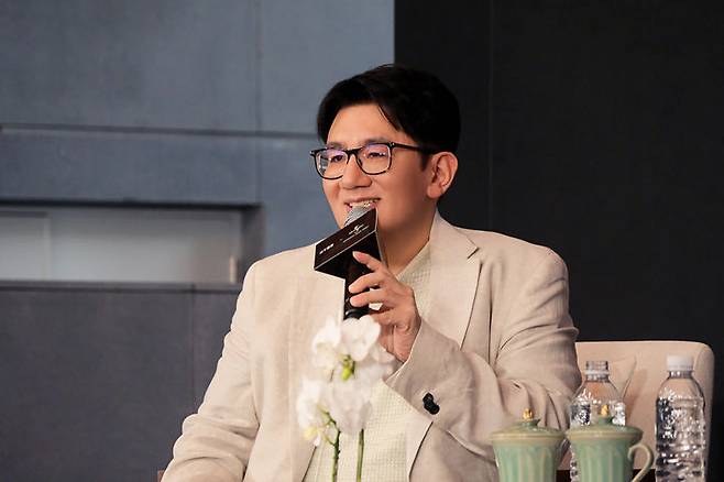 [서울=뉴시스] 하이브 사내 타운홀에서 루시안 그레인지 UMG 회장과의 대담을 진행하는 방시혁 하이브 의장. (사진 = 하이브 제공) 2026.06.16. photo@newsis.com *재판매 및 DB 금지