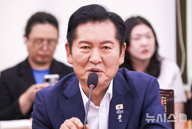 [서울=뉴시스] 정병혁 기자 = 정청래 더불어민주당 의원이 19일 서울 여의도 국회에서 열린 외교통일위원회 전체회의에서 인사말을 하고 있다. 2026.08.19. jhope@newsis.com