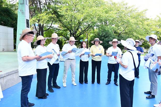 [여수=뉴시스] 3일 여수시의회 환경복지위원회가 3일 '2026 남도 K-가든 페스티벌' 개최 예정지를 살펴보고 있다. (사진=여수시의회 제공) 2026.09.03. photo@newsis.com *재판매 및 DB 금지