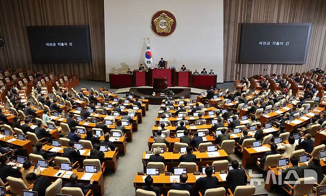 [서울=뉴시스] 고범준 기자 = 3일 서울 여의도 국회에서 열린 제439회 국회(정기회) 2차 본회의에서 의연금 갹출의 건이 가결되고 있다. 2026.09.03. bjko@newsis.com