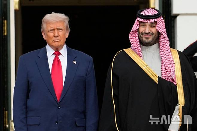 [워싱턴=AP/뉴시스]도널드 트럼프 미국 행정부와 사우디아라비아 정부가 체결한 민간 원자력 협정이 시행될 경우 사우디가 장기적으로 우라늄 자체 농축도를 20%까지 끌어올릴 수 있다는 보도가 나왔다. 사진은 지난해 11월18일 트럼프 대통령이 백악관을 방문한 무함마드 빈살만 사우디 왕세자와 함께 서 있는 모습. 2026.09.03.
