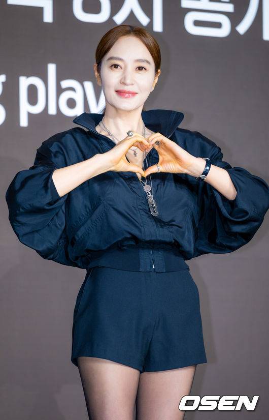 [OSEN=민경훈 기자] 쿠팡플레이 시리즈 '지금 불륜이 문제가 아닙니다' 제작발표회가 28일 서울 중구 앰배서더 서울 풀만 호텔에서 열렸다.'지금 불륜이 문제가 아닙니다'(이창희 감독)는 행복한 가정을 팔아온 인기 인플루언서 부부와 진흙탕 이혼 소송 중인 이웃집 의사 부부가 불륜조차 하찮아지는 감당 불가한 비밀로 얽히면서 폭주하는 연쇄 추돌 블랙 코미디. 김혜수, 조여정, 김지훈, 김재철 등이 출연한다.배우 김혜수가 포즈를 취하고 있다. 2026.07.28 /rumi@osen.co.kr