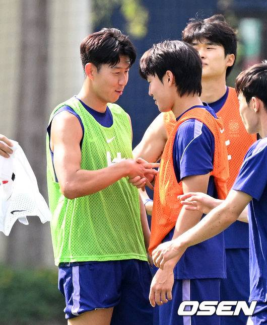 [OSEN=사포판(멕시코), 이대선 기자] 홍명보 감독이 이끄는 대한민국 축구국가대표팀이 26일(한국시각) 멕시코 과달라하라 인근 사포판의 치바스 베르데 바예에서 훈련을 진행했다.대한민국은 1승 2패(승점 3)로 조 3위에 머물렀다. 자력으로 32강에 오를 기회를 놓쳤고, 이제는 다른 조 경기 결과를 기다려야 하는 처지가 됐다.대한민국 손흥민이 배준호를 격려하고 있다. 2026.06.26 /sunday@osen.co.kr