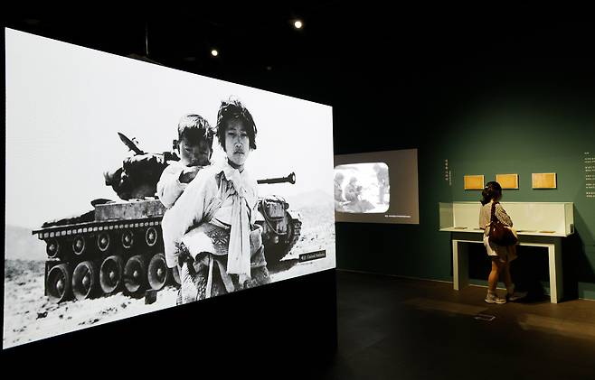 3일 서울 용산구 전쟁기념관 기획전시실에서 특별기획전 ‘그날, 나의 일상은 전쟁이 되었다’가 열려 관람객들이 전시를 관람하고 있다. 오는 11월 29일까지 이어지는 이번 전시는 전쟁 당시 사용된 개인용품과 생활사 자료를 통해 포화 속에서도 이어졌던 평범한 사람들의 삶과 일상을 살펴보는 내용으로 구성됐다.