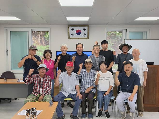 '용호도 공공임대주택 1차 입주자 환영회' 참가자들이 기념촬영을 하고 있다. ⓒ통영시 제공 