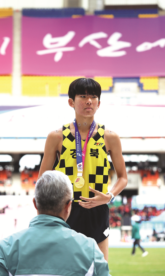 경북체고 우지민이 지난해 전국체전 10km 금메달을 딴 뒤 시상대에 서 있다. 대한육상연맹 제공