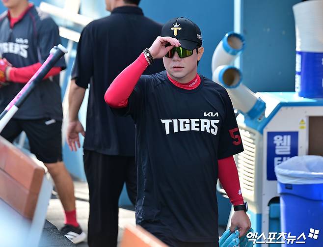 1일 오후 경상남도 창원NC파크에서 열리는 ‘2026 신한은행 SOL KBO리그' KIA 타이거즈와 NC 다이노스의 경기, KIA 양현종이 그라운드로 나가고 있다. 창원, 김한준 기자
