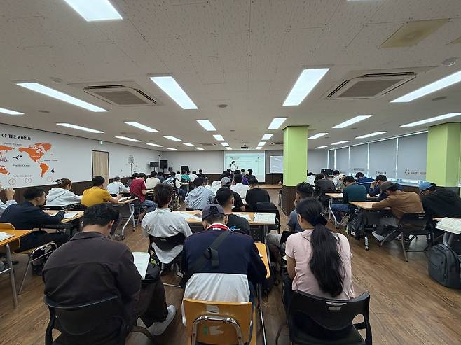 한국어를 배우는 이주노동자들 (김해=연합뉴스) 정아란 기자 = 지난 7월 26일 찾은 김해시 서상동 김해외국인근로자지원센터에서 이주노동자들이 한국어 수업을 듣고 있다.  2026.9.3 airan@yna.co.kr