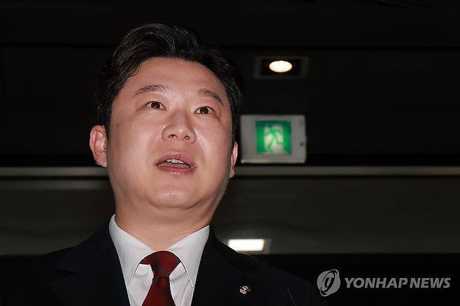 '무소속 한동훈 후보 지원' 국민의힘 진종오 의원, 윤리위 출석 국민의힘 진종오 의원이 8월 18일 서울 영등포구 여의도 중앙당사에서 열린 당 중앙윤리위원회 전체회의에 출석한 뒤 취재진 질문에 답하고 있다. [연합뉴스 자료사진]