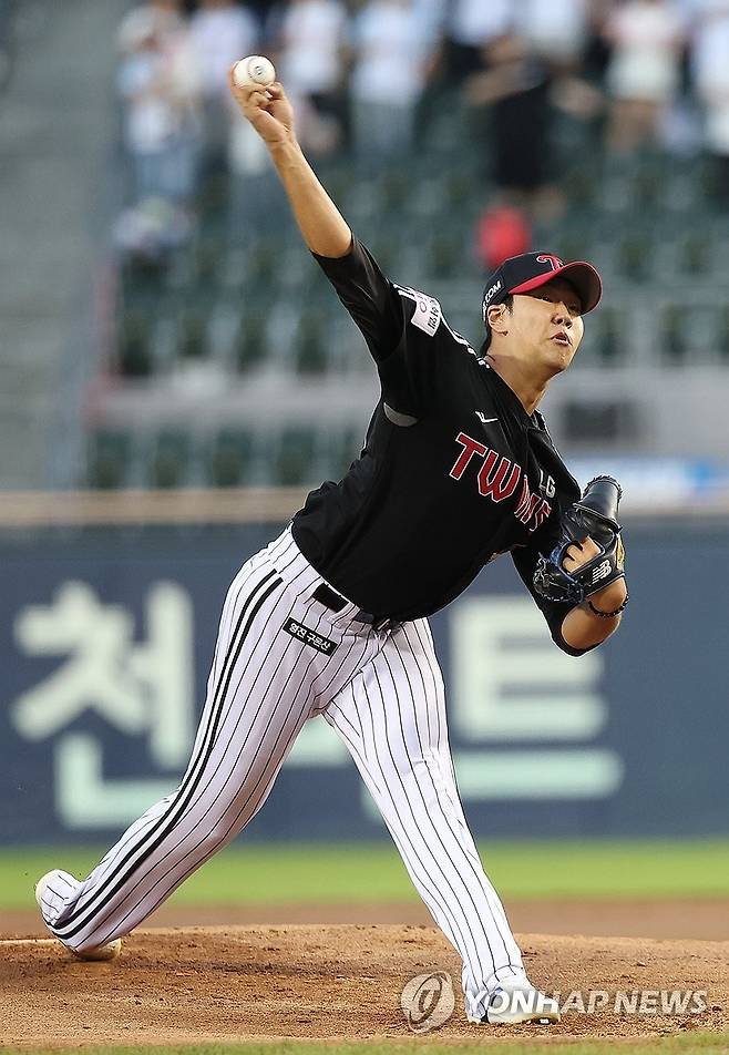 역투하는 LG 선발 박시원 (서울=연합뉴스) 이지은 기자 = 3일 서울 잠실야구장에서 열린 프로야구 LG와 두산의 경기. 1회말 LG 선발투수 박시원이 역투하고 있다. 2026.9.3 jieunlee@yna.co.kr