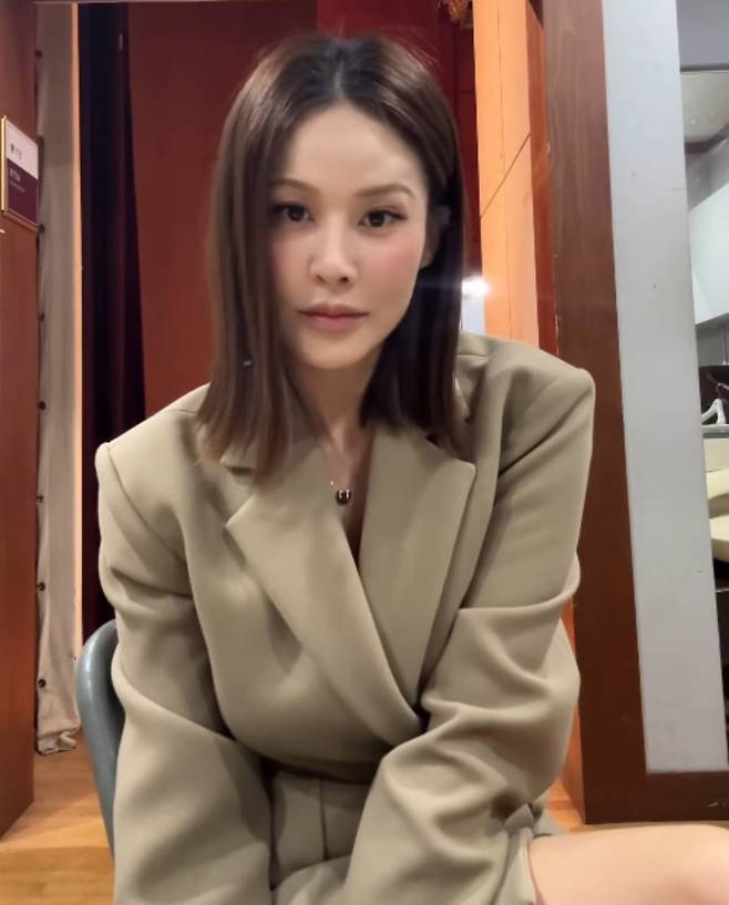 뮤지컬 배우 아이비가 카메라를 응시하고 있다. / 사진=아이비 SNS