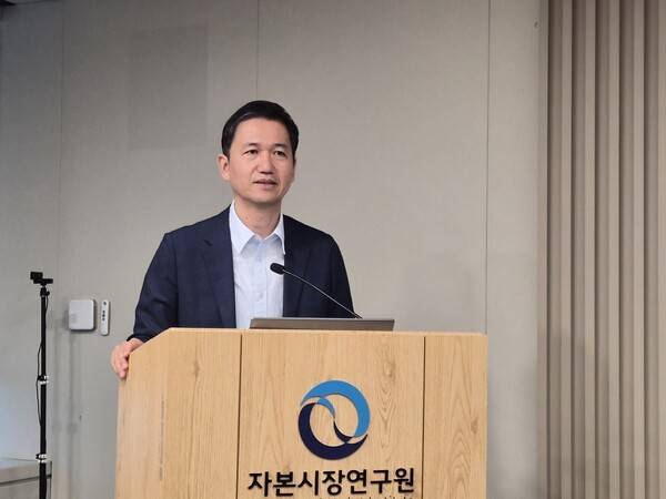 4일 서울 여의도에서 열린 기자간담회에서 남재우 자본시장연구원 선임연구위원이 공공형 퇴직연금 모델에 국민연금공단의 참여가 적절하지 않다는 점을 설명하고 있다. [출처= 최수진 기자]