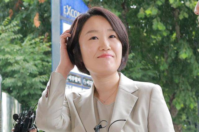 이소영 중소벤처기업부 장관 후보자가 31일 오전 서울 여의도에 마련된 인사청문회 준비 사무실로 출근하며 지명 소감을 밝히고 있다. [사진=유대길 기자 dbeorlf123@ajunews.com]