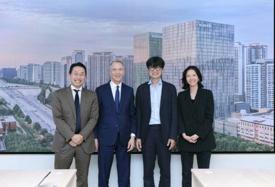 네이버는 3일 경기도 성남시에 위치한 네이버 1784에서 브룩필드와 AI팩토리 관련 후속 논의를 진행했다고 밝혔다. (왼쪽부터)박준우 브룩필드코리아 대표, 브루스 플랫 브룩필드 코퍼레이션 회장, 이해진 네이버 의장, 최수연 네이버 CEO/ 사진=네이버