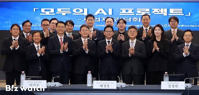 배경훈 부총리 겸 과학기술정보통신부 장관을 비롯한 참석자들이 4일 서울 중구 한국프레스센터에서 열린 '모두의 AI 프로젝트 사업자 간담회'에 참석해 기념 촬영하고 있다. 앞줄 왼쪽부터 백준호 퓨리오사AI 대표, 김성훈 업스테이지 대표, 이경일 솔트룩스 대표, 박윤영 KT 대표, 배경훈 부총리, 정재헌 SK텔레콤 대표, 정신아 카카오 대표, 김지훈 SK텔레콤 본부장./사진=이명근 기자 qwe123@