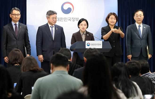 한성숙(가운데) 국무총리가 3일 오전 서울 종로구 정부서울청사에서 행정·공공기관 이전 및 공공기관 기능 개혁 관련 기자회견을 하고 있다.(사진=김태형 기자)