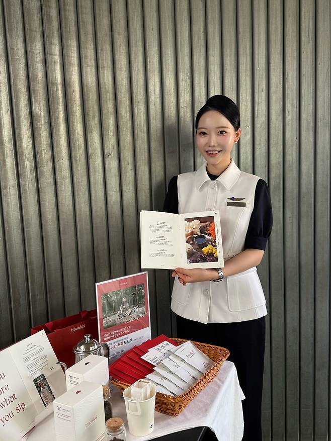 파라타항공 1기 기내 큐레이터(In-flight Curator)로 선발된 객실 승무원이 고객 취향과 노선 특성에 적합한 상품을 소개하고 있는 모습(자료사진. 파라타항공 제공). 2026.9.4.