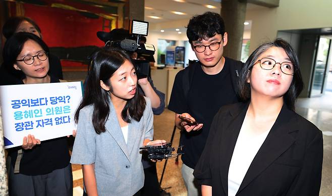 용혜인(맨 오른쪽) 성평등가족부 장관 후보자가 3일 서울 서대문구에 마련된 인사청문회 준비 사무실로 출근하며 취재진의 질문을 받고 먼 곳을 응시하고 있다. /연합뉴스