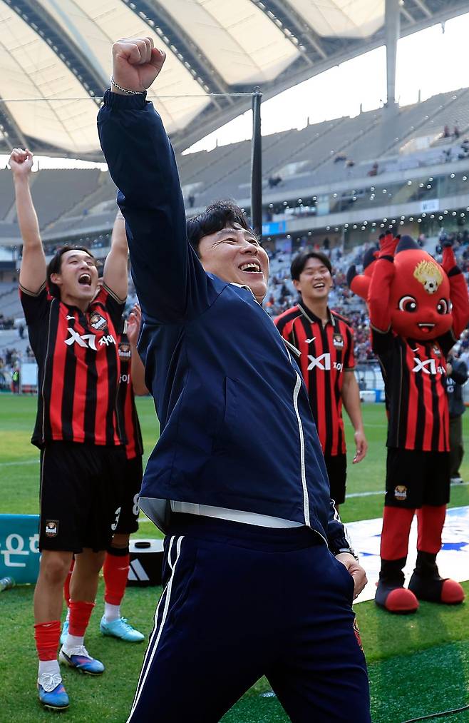 김기동 FC서울 감독은 “명가의 자존심을 되찾겠다”던 2024년 취임 기자회견의 약속을 현실로 만들고 있다. 사진은 지난 3월 홈에서 광주FC전 5-0 승리 후 기뻐하는 모습. [뉴스1]