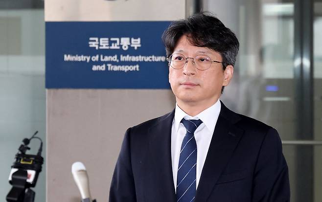 홍지선 국토교통부 장관 후보자가 31일 세종시 정부세종청사로 출근하며 취재진에게 장관 지명에 관한 소회를 밝히고 있다. 뉴스1