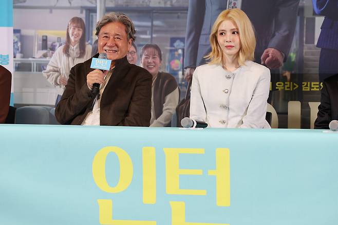 배우 최민식(왼쪽), 한소희가 4일 서울 한강로3가 CGV용산아이파크몰에서 열린 영화 ‘인턴’ 기자간담회에서 인사말을 하고 있다. 연합뉴스