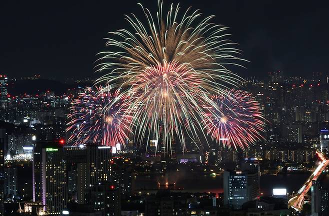 서울세계불꽃축제 2026을 하루 앞둔 4일 서울 여의도 주변으로 전야제 불꽃이 밤하늘에 빛나고 있다. 연합뉴스
