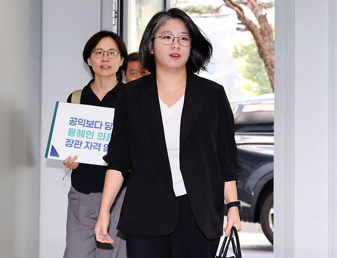 용혜인 성평등가족부 장관 후보자가 지난 3일 인사청문회 준비 사무실로 출근하는 모습. <연합뉴스>
