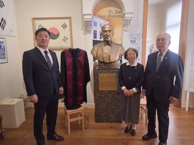 3일 네덜란드 헤이그의 이준열사기념관에 법복을 전달한 박진성 검사장(왼쪽)과 송창주 관장(가운데), 이기항 이준 아카데미 원장(오른쪽).  연합뉴스