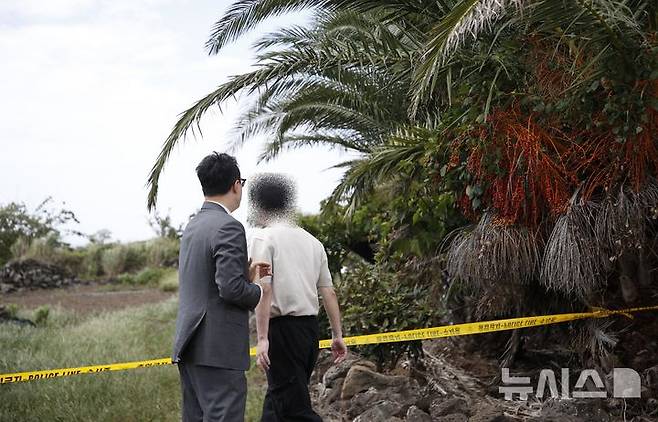 [제주=뉴시스] 우장호 기자 = 4일 오후 제주시 한림읍의 한 야자수 농장에 실종 신고 101일 만에 시신으로 발견된 장모(30대·여)씨의 유족이 찾아와 현장을 둘러보고 있다. 2026.09.04. woo1223@newsis.com