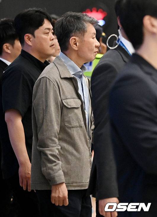 [OSEN=인천공항, 민경훈 기자] 32강 진출에 실패한 대한민국 축구대표팀 중 홍명보 감독을 비롯해 김민재, 황희찬, 설영우, 이강인 등 선수 8명이 30일 새벽  인천국제공항을 통해 귀국했다. 손흥민 등 나머지 선수들은 쪼개져서 각자 귀국한다. 대표팀 귀국 본진은 30일 새벽 인천공항에 도착한다.정몽규 회장이 입국하고 있다. 2026.06.30 / rumi@osen.co.kr