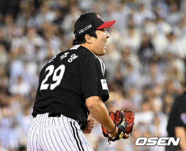 [OSEN=잠실, 이대선 기자] LG는 3일 서울 잠실야구장에서 열린 2026 신한 SOL KBO리그 정규시즌 두산과의 경기에서 1-0으로 승리했다.9회말 2사 2,3루에서 LG 손주영이 두산 박지훈을 땅볼 처리하고 환호하고 있다. 2026.09.03 /sunday@osen.co.kr